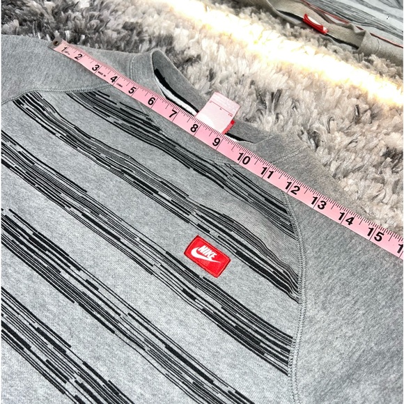 Vintage Nike Women’s Gray and Black Strip Crewneck Sweatshirt - Picture 5 of 7